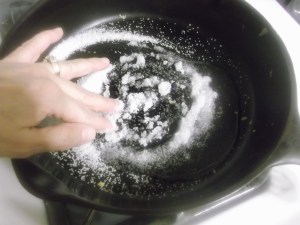 QT Cleaning Cast Iron Pan 007