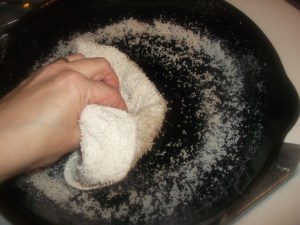 QT Cleaning Cast Iron Pan 012